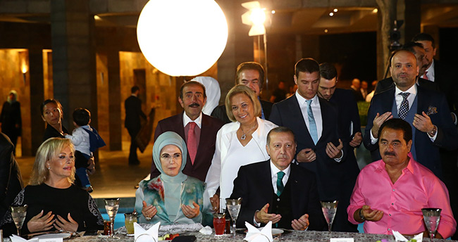 Erdoğan sanatçı ve sporculara iftar verdi