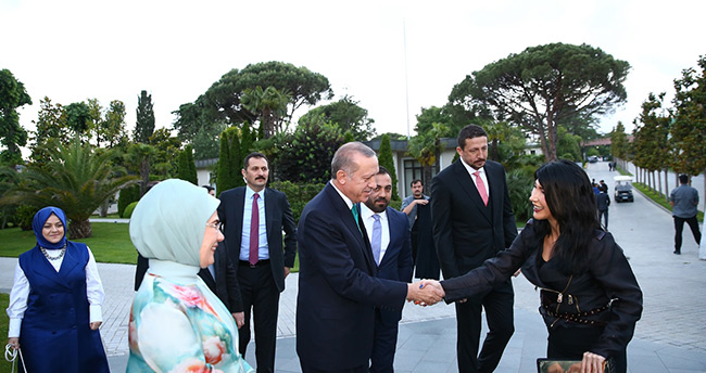 Erdoğan sanatçı ve sporculara iftar verdi