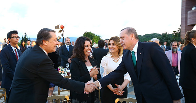 Erdoğan sanatçı ve sporculara iftar verdi