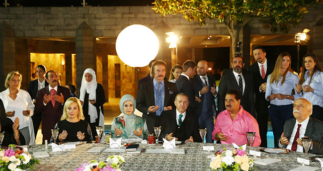 Erdoğan sanatçı ve sporculara iftar verdi