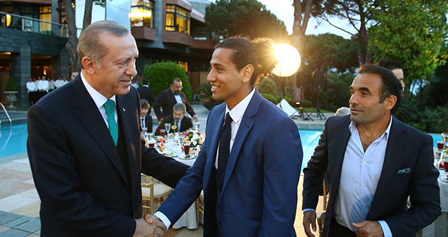 Erdoğan sanatçı ve sporculara iftar verdi