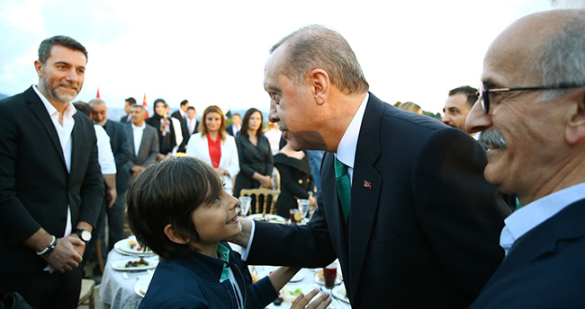 Erdoğan sanatçı ve sporculara iftar verdi