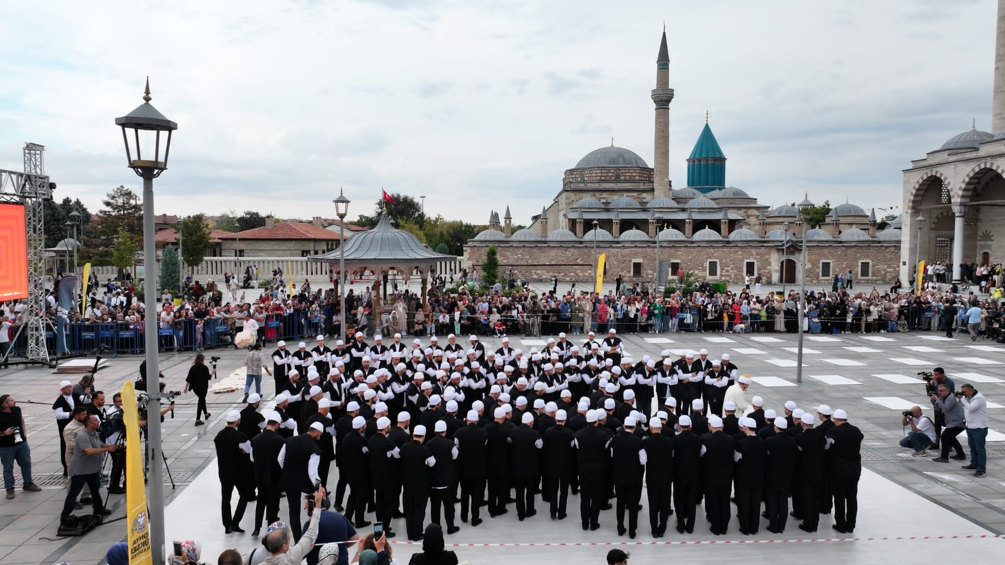 Mevlana Meydanı'ndaki Mistik Müzik Festivali'nin açılış töreni büyüledi