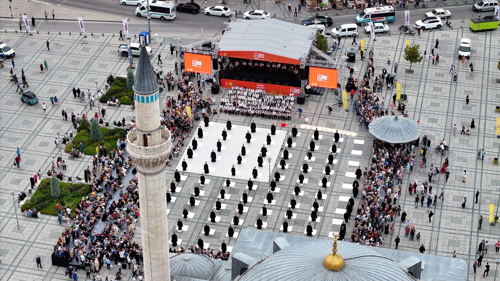 Mevlana Meydanı'ndaki Mistik Müzik Festivali'nin açılış töreni büyüledi