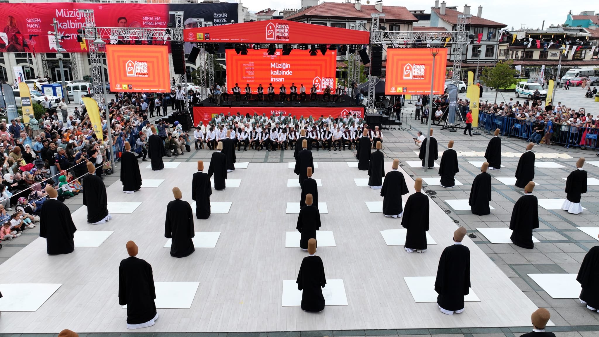 Mevlana Meydanı'ndaki Mistik Müzik Festivali'nin açılış töreni büyüledi