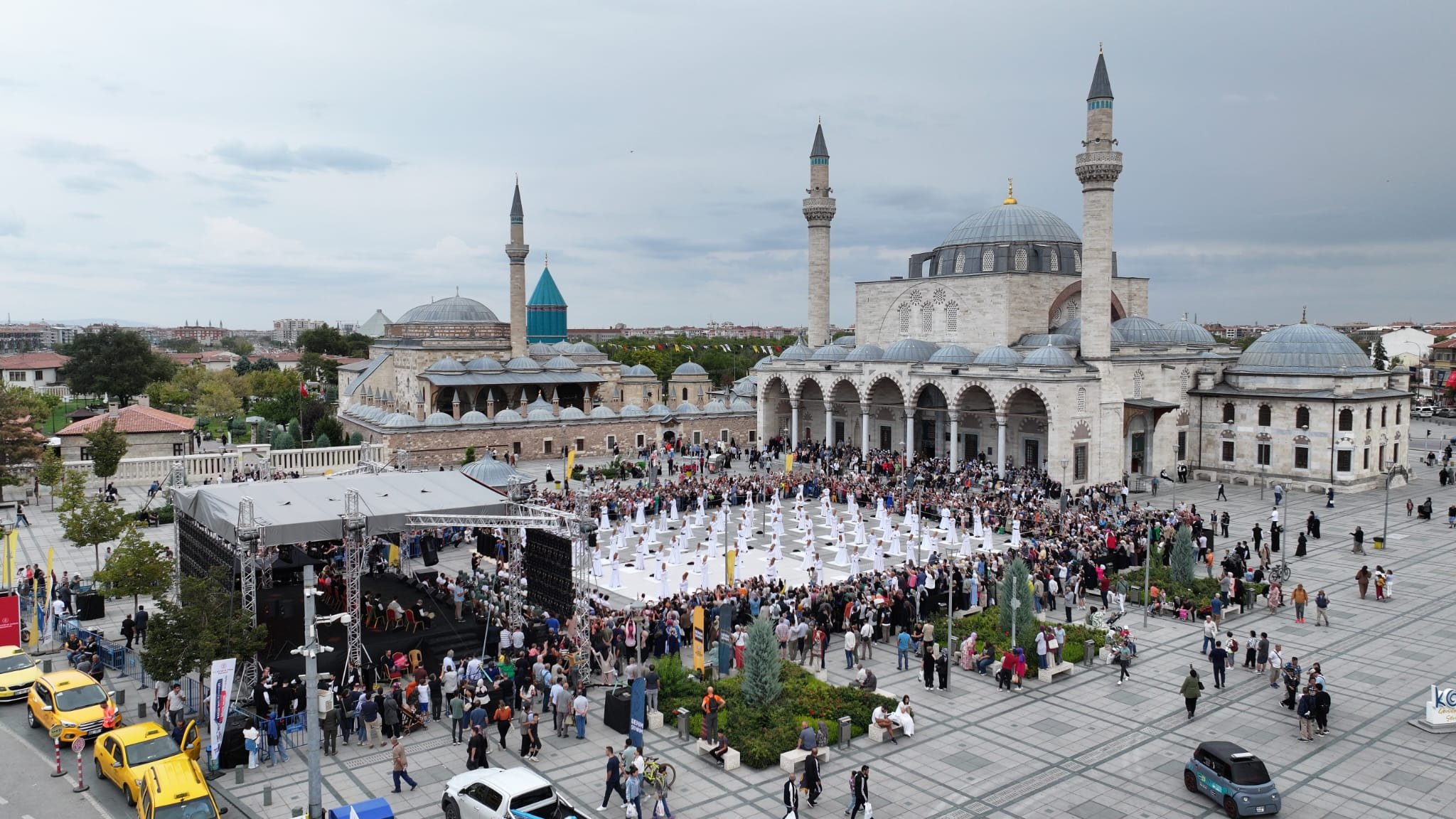 Mevlana Meydanı'ndaki Mistik Müzik Festivali'nin açılış töreni büyüledi