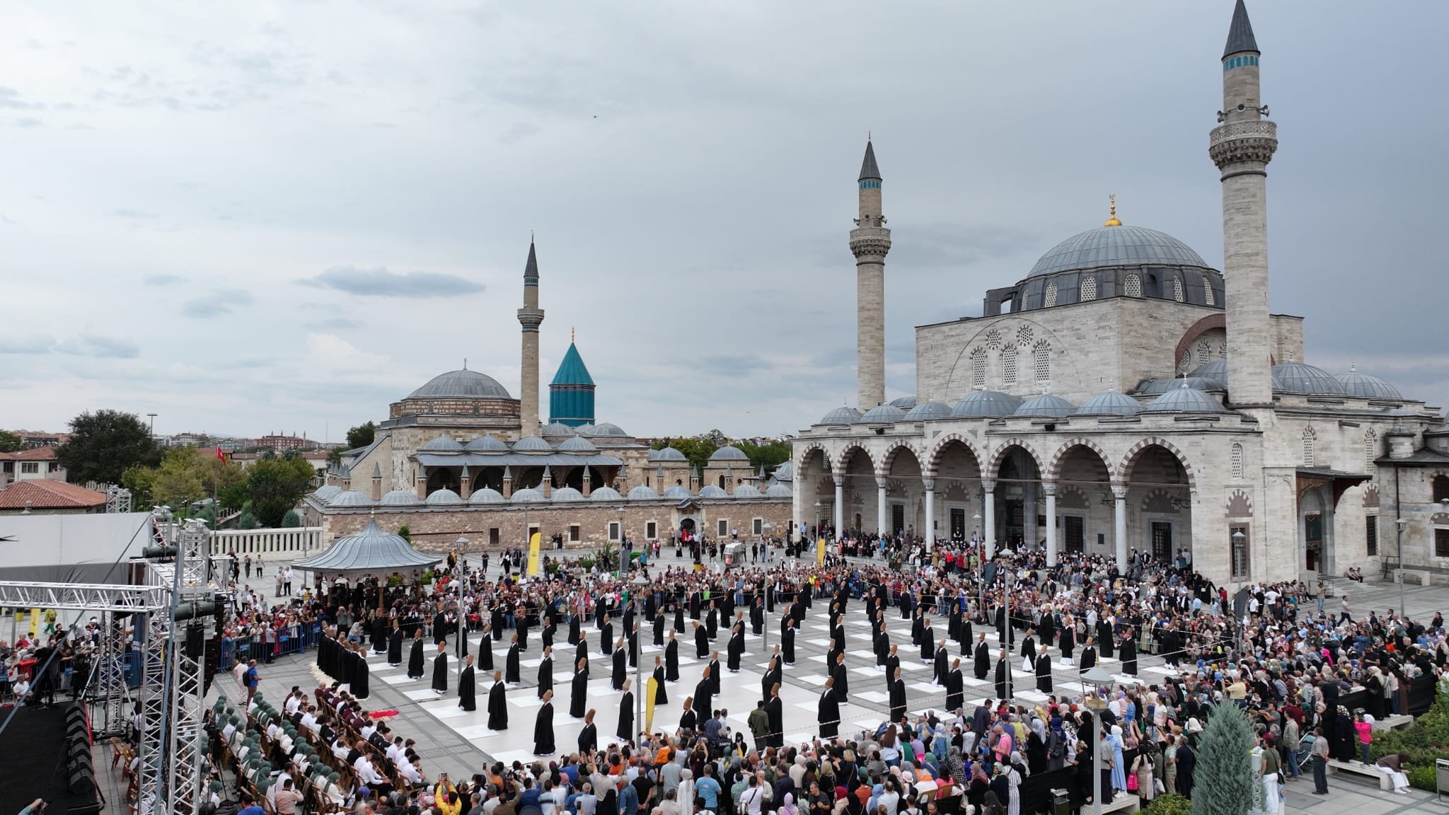 Mevlana Meydanı'ndaki Mistik Müzik Festivali'nin açılış töreni büyüledi