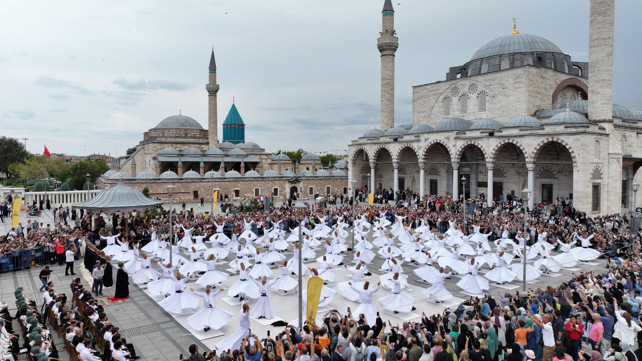 Mevlana Meydanı'ndaki Mistik Müzik Festivali'nin açılış töreni büyüledi