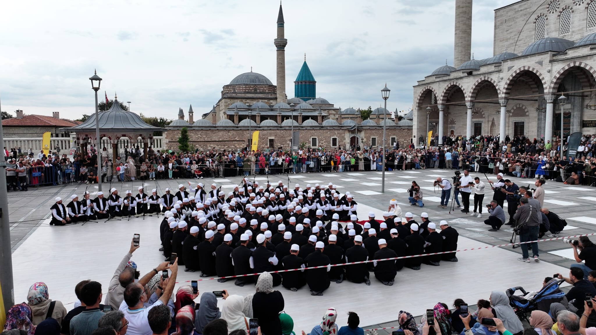 Mevlana Meydanı'ndaki Mistik Müzik Festivali'nin açılış töreni büyüledi