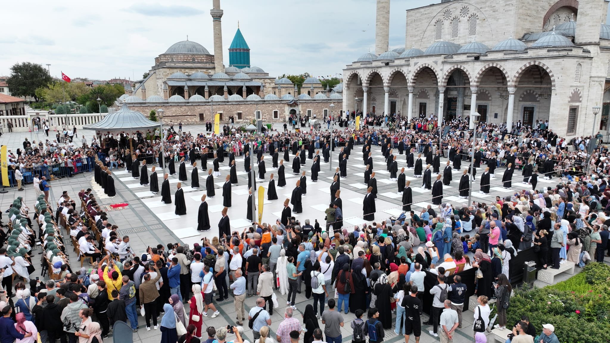 Mevlana Meydanı'ndaki Mistik Müzik Festivali'nin açılış töreni büyüledi