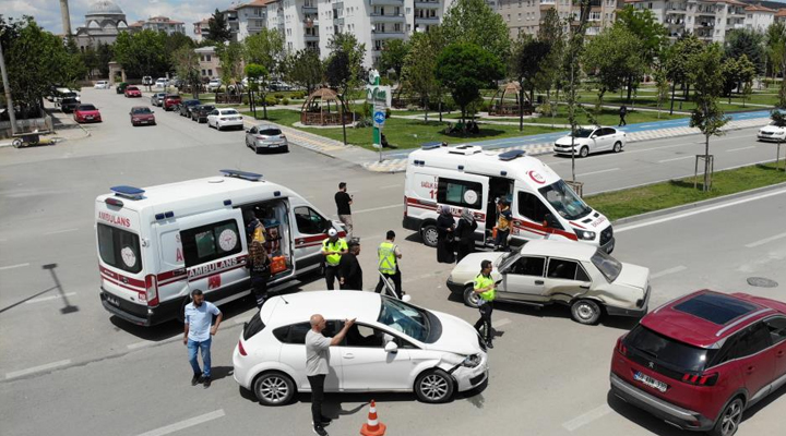 Aksaray'da 2 otomobilin çarpıştığı kazada 4 kişi yaralandı