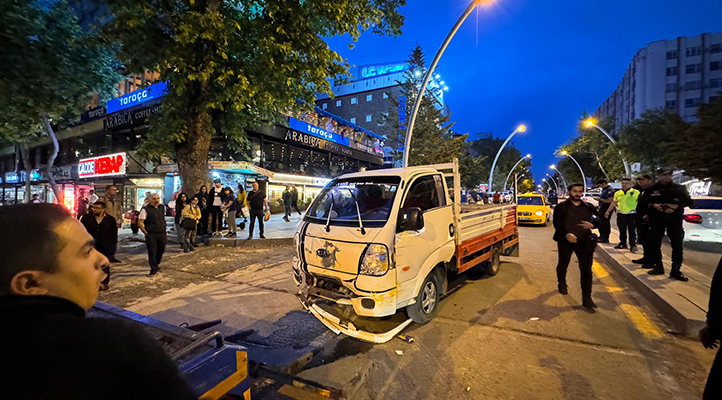 Ankara'da kamyonet 11 araca √ßarptƒ±, vatanda≈ülar ≈üof√∂re tepki g√∂sterdi